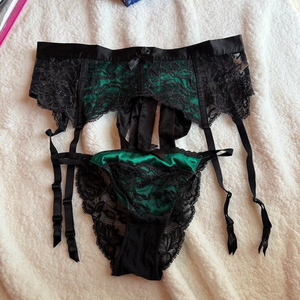 Victoria’s Secret emerald green garter M